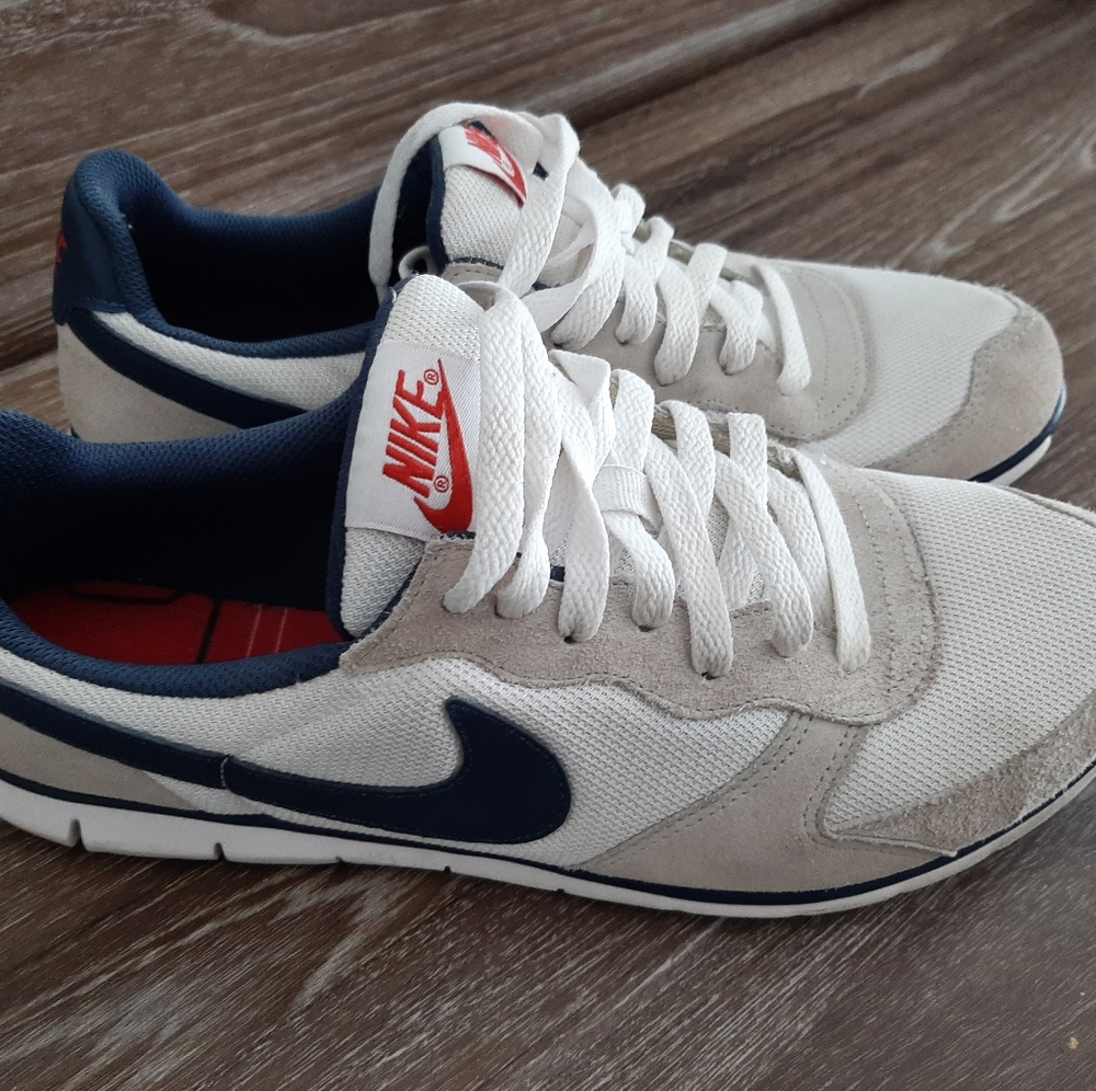 Womens Nike size 9
